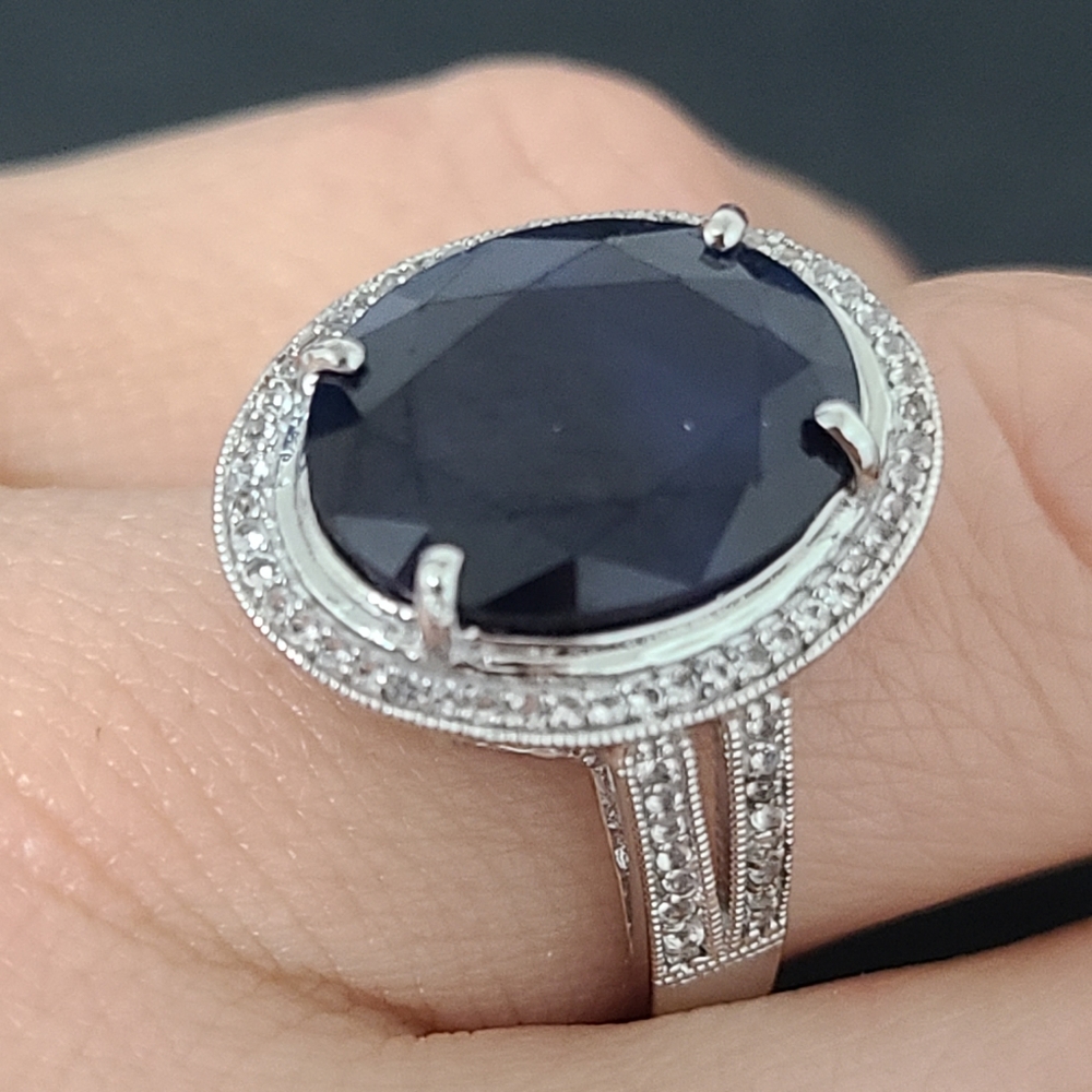 Silver ring with 8cts sapphire
